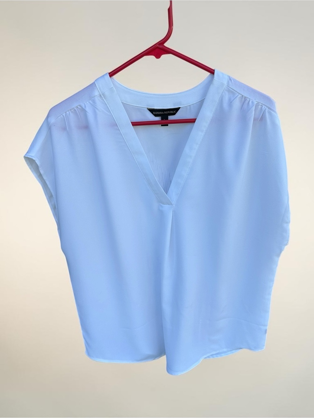 Banana Republic‎ LV-Neck Sleeveless Blouse